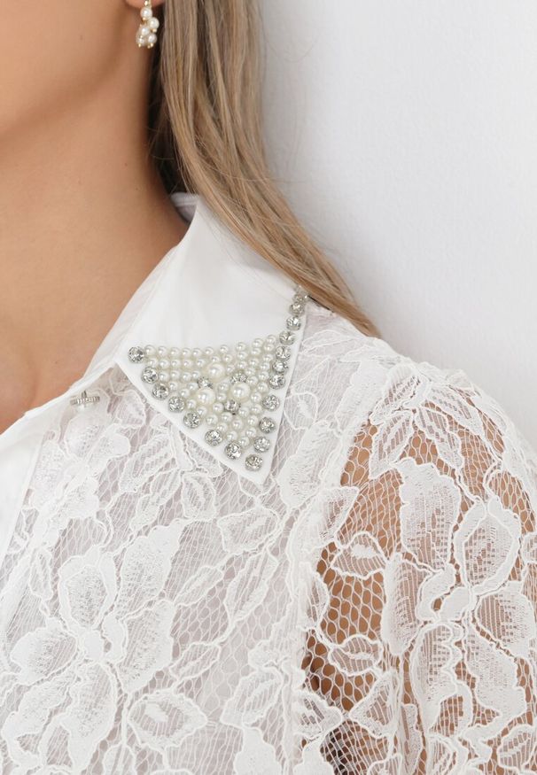 Born2be - Biała Koronkowa Sukienka Maxi z Ozdobnym Kołnierzem z Cyrkoniami Abena. Kolor: biały. Materiał: koronka. Długość rękawa: długi rękaw. Typ sukienki: koszulowe. Długość: maxi