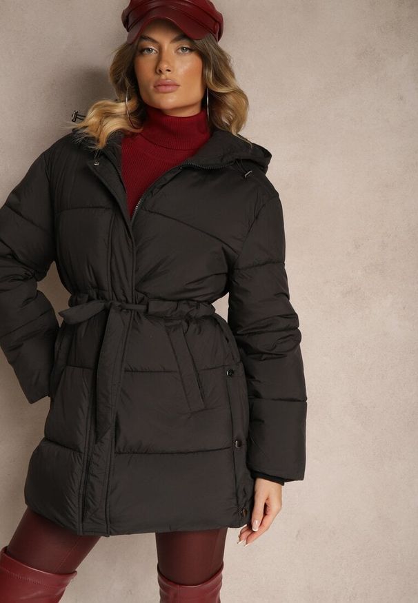 Renee - Czarna Kurtka z Kapturem ze Ściągaczami i Wiązanym Paskiem Zdobiona Pikowaniem Toriala. Okazja: na co dzień. Typ kołnierza: kaptur. Kolor: czarny. Materiał: jeans. Wzór: aplikacja. Styl: klasyczny, casual