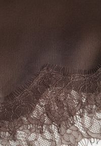 Renee - Brązowa Asymetryczna Spódnica z Satyny Zdobiona Koronką Katarva. Okazja: na co dzień, na imprezę. Kolor: brązowy. Materiał: koronka, satyna. Wzór: aplikacja, koronka. Styl: elegancki, casual #6