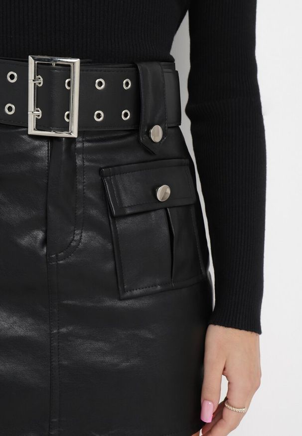 Born2be - Czarna Spódnica Mini z Szerokim Paskiem z Klamrą i Kieszeniami Quinora. Kolor: czarny