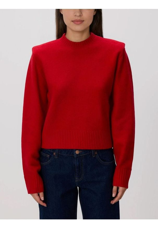 Reserved - Sweter z poduszkami na ramionach - czerwony. Kolor: czerwony. Materiał: dzianina, wełna