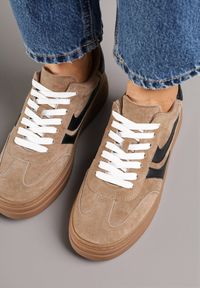 Born2be - Brązowe Sneakersy Zamszowe w Stylu Tenisówek z Geometrycznym Wzorem Naliane. Okazja: na co dzień. Kolor: brązowy. Materiał: zamsz. Wzór: geometria