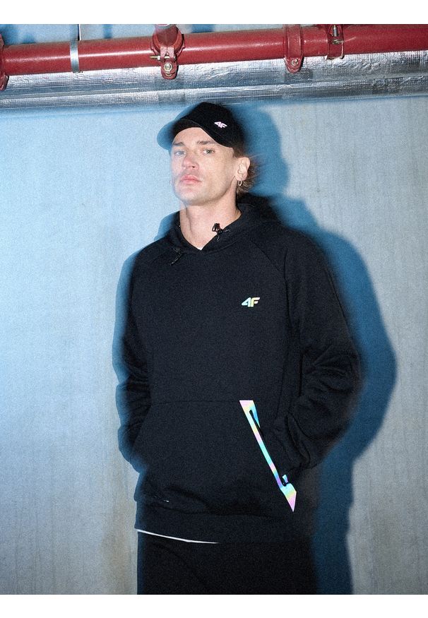 4f - 4F Bluza dresowa regular z kapturem męska - czarna XL. Okazja: na co dzień. Typ kołnierza: kaptur. Kolor: czarny. Materiał: dresówka. Długość rękawa: raglanowy rękaw. Styl: casual