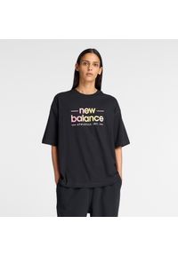 Koszulka damska New Balance WT53916BK – czarna. Kolor: czarny. Materiał: bawełna. Wzór: kolorowy, napisy