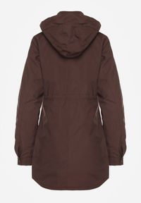 Renee - Brązowa Kurtka Parka z Kapturem w Oryginalny Wzór Wewnątrz Tiosara. Okazja: na spacer, na co dzień. Typ kołnierza: kaptur. Kolor: brązowy. Materiał: jeans. Wzór: aplikacja. Styl: casual #7