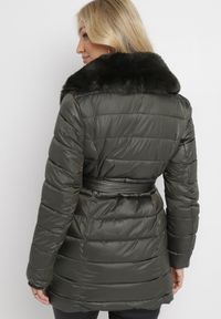 Born2be - Ciemnozielona Pikowana Kurtka z Paskiem i Futrzanym Kołnierzem Gunnitte. Typ kołnierza: bez kaptura. Kolor: zielony. Materiał: futro. Styl: elegancki #2