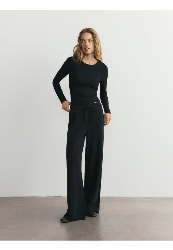 Reserved - Longsleeve z modalem - czarny. Kolor: czarny. Materiał: dzianina. Długość rękawa: długi rękaw