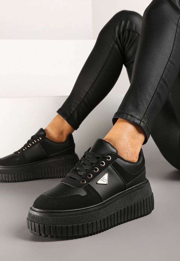Born2be - Czarne Sneakersy Vices na Grubej Podeszwie z Tłoczeniem i Aplikacją Trójkąta Woriri. Nosek buta: okrągły. Zapięcie: sznurówki. Kolor: czarny. Materiał: jeans. Wzór: aplikacja