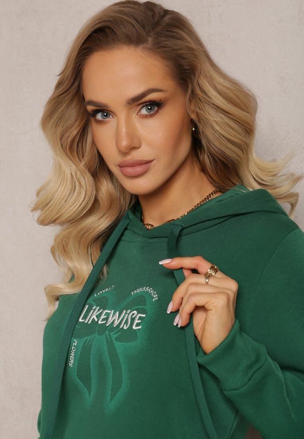 Renee - Zielona Bluza Wykończona Polarem z Nadrukiem i Kapturem Nimba. Kolor: zielony. Materiał: polar. Wzór: nadruk