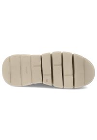 Pomarańczowe Sneakersy Maciejka Stylowe Obuwie Damskie Z Ciekawą Cholewką. Zapięcie: sznurówki. Kolor: beżowy. Materiał: skóra. Szerokość cholewki: normalna. Wzór: aplikacja. Styl: elegancki