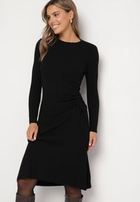 Born2be - Czarna Dopasowana Sukienka z Wiskozą z Prążkowanego Materiału Ściągana Troczkiem Eleavia. Okazja: na co dzień. Kolor: czarny. Materiał: materiał, prążkowany, wiskoza. Wzór: aplikacja. Styl: casual #4