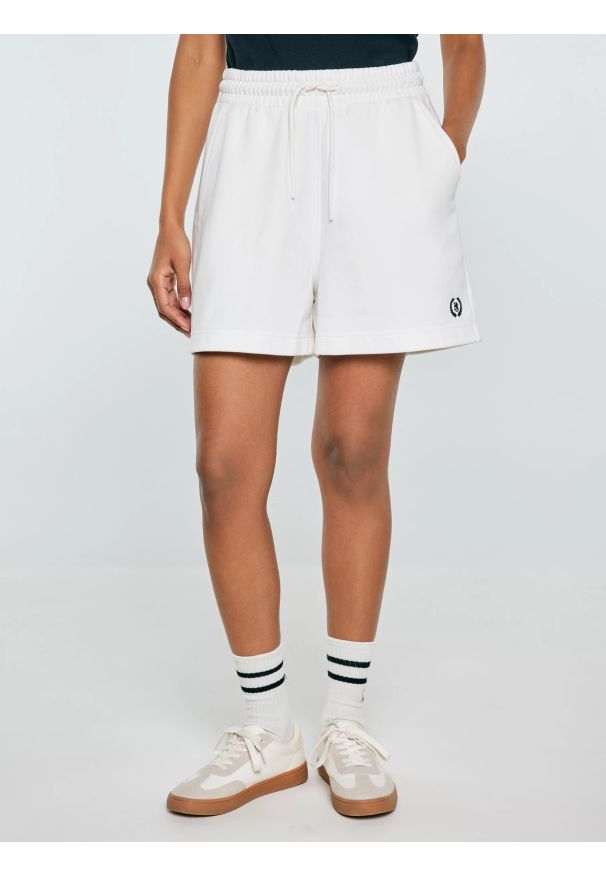 Big-Star - Szorty damskie dresowe z niewielkim haftem białe Meganta 100. Kolor: biały. Materiał: dresówka. Wzór: haft. Styl: klasyczny