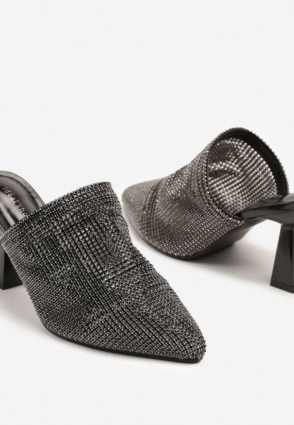 Renee - Czarne Klapki Stożku w Stylu Muli z Cyrkoniową Cholewką Gaviena. Okazja: na co dzień. Kolor: czarny. Materiał: jeans. Wzór: geometria. Obcas: na stożku. Styl: elegancki, casual. Wysokość obcasa: średni