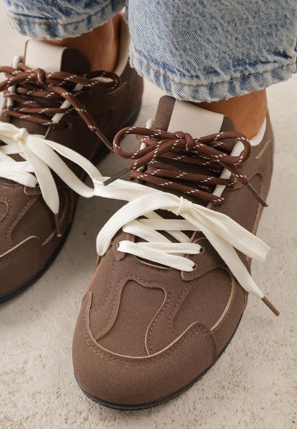 Renee - Brązowe Sneakersy z Podwójnym Sznurowaniem i Geometrycznymi Wstawkami Adrearah. Okazja: na co dzień. Zapięcie: sznurówki. Kolor: brązowy. Materiał: jeans. Wzór: geometria