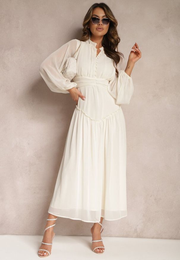 Renee - Jasnobeżowa Elegancka Sukienka w Stylu Vintage z Powlekanymi Guzikami i Marszczeniami Lefandia. Typ kołnierza: kołnierzyk stójkowy. Kolor: beżowy. Styl: vintage, elegancki