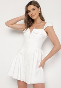 Born2be - Biała Rozkloszowana Sukienka z Ozdobnym Dekoltem i Guzikami Salasesia. Okazja: na co dzień. Typ kołnierza: dekolt kwadratowy. Kolor: biały. Styl: elegancki, casual