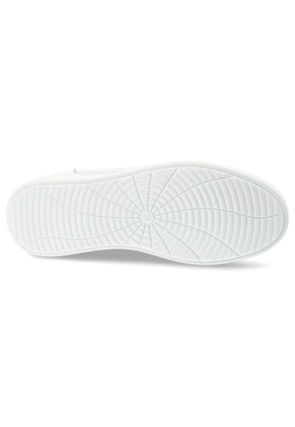 Sneakersy damskie S.Barski, cholewka skóra naturalna perforowana wiązanie klasyczne niski fason zaokrąglony nosek, białe, GR61-5992. Okazja: na co dzień. Zapięcie: sznurówki. Kolor: biały. Materiał: skóra. Szerokość cholewki: normalna. Sezon: wiosna, lato. Styl: klasyczny