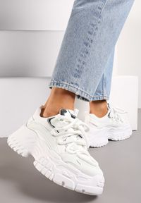 Renee - Białe Sneakersy z Podwójnymi Sznurówkami i Tłoczoną Platformą Luppoa. Kolor: biały. Materiał: jeans, dzianina. Obcas: na platformie #4
