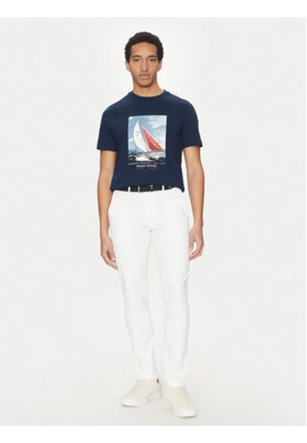 TOMMY HILFIGER - Tommy Hilfiger Chinosy Bleecker MW0MW26619 Biały Slim Fit. Kolor: biały. Materiał: bawełna