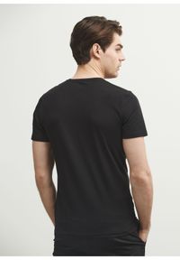 Ochnik - Czarny basic T-shirt męski z logo. Kolor: czarny. Materiał: bawełna