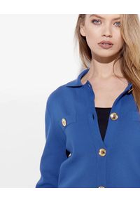 MOSCHINO - Niebieski płaszcz z logowanymi guzikami. Kolor: niebieski. Materiał: bawełna, materiał. Długość: długie #3