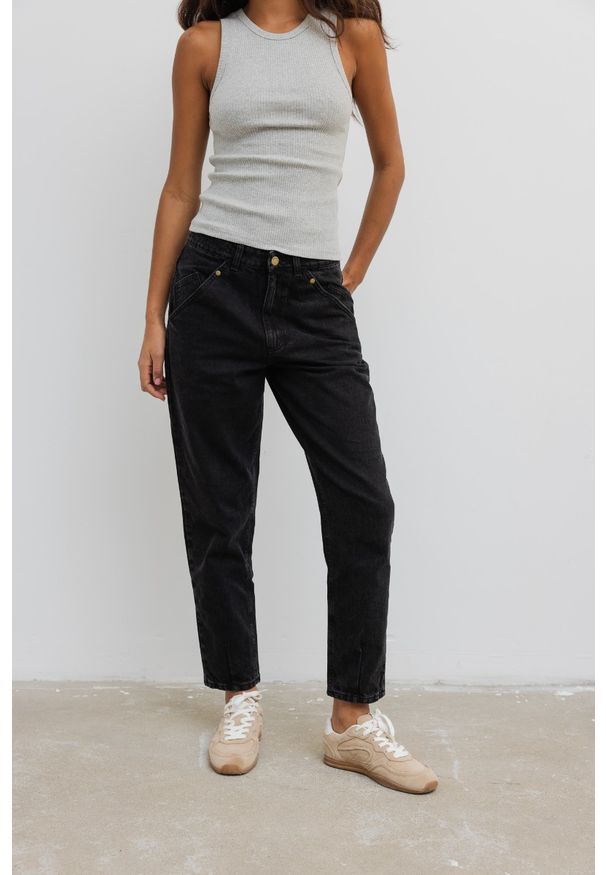 Marsala - Spodnie jeansowe typu mom fit w kolorze BLACK JEANS - JUST-XS. Stan: podwyższony. Materiał: jeans. Wzór: gładki