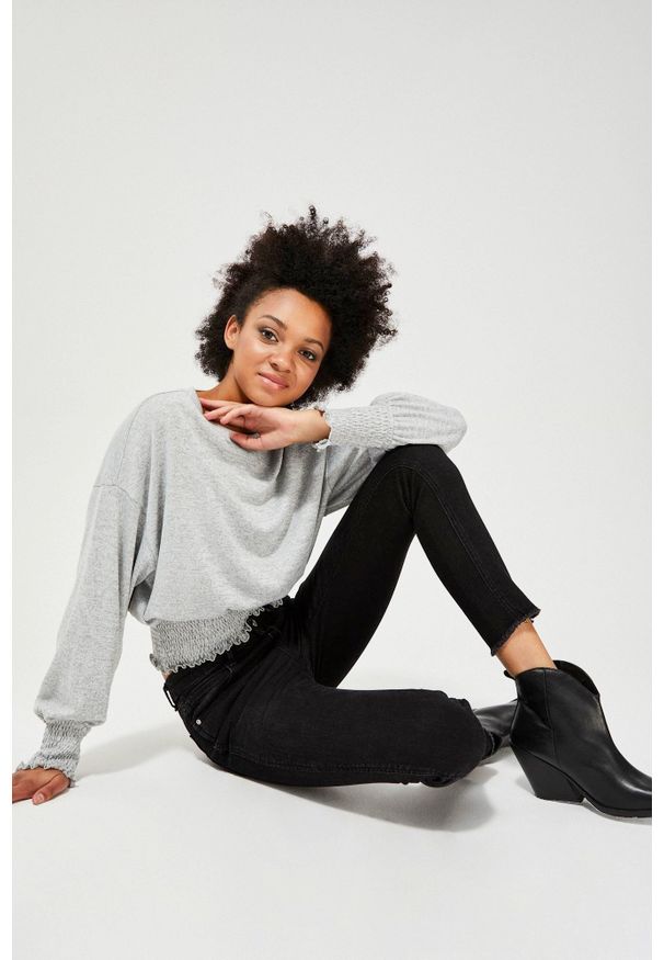 MOODO - Jeansy medium waist. Długość: długie. Wzór: gładki