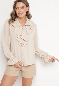 Born2be - Beżowa Koszula Ozdobiona Falbankami Jenisela. Okazja: na co dzień. Typ kołnierza: kołnierz z falbankami. Kolor: beżowy. Materiał: jeans. Wzór: aplikacja. Styl: klasyczny, casual