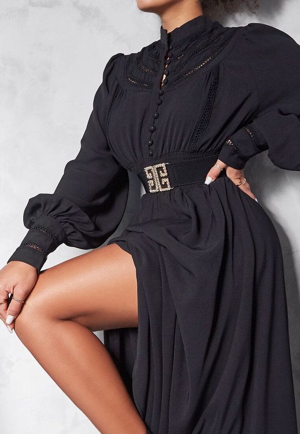 Renee - Czarna Sukienka Elothoe. Okazja: na randkę. Typ kołnierza: kołnierzyk stójkowy. Kolor: czarny. Materiał: koronka. Długość rękawa: długi rękaw. Styl: vintage. Długość: maxi