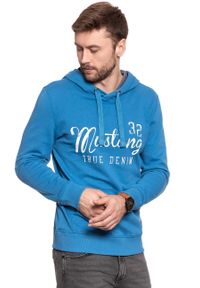 Mustang - MUSTANG BLUZA Logoprint Hoodie DEEP WATER 1007259 5392. Typ kołnierza: kaptur. Wzór: nadruk #7