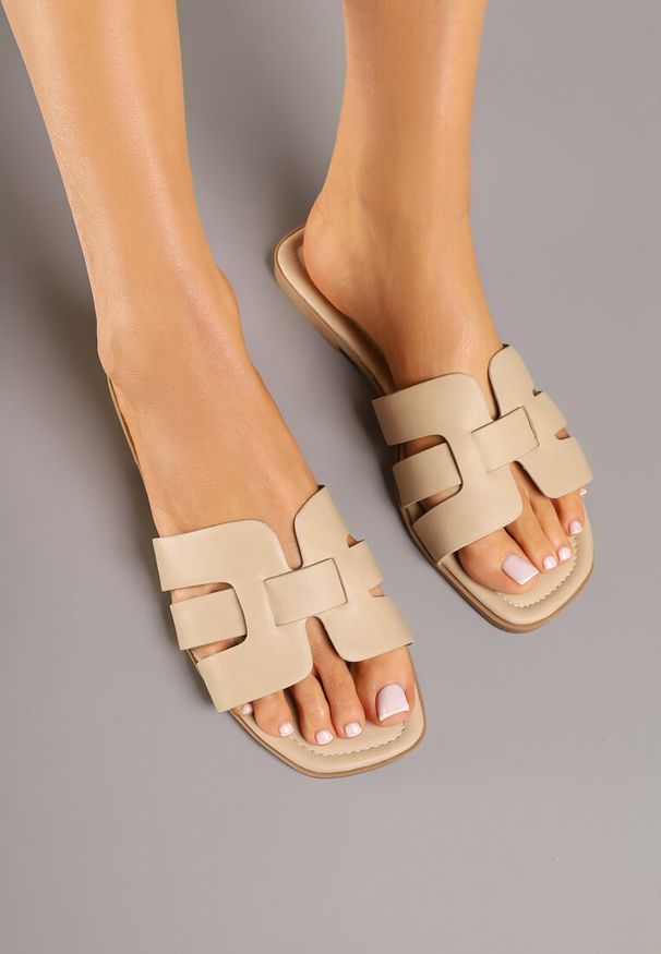 Renee - Ciemnobeżowe Klapki z Ozdobnymi Paskami Dovina. Okazja: na co dzień. Kolor: beżowy. Sezon: lato. Styl: casual, klasyczny, elegancki