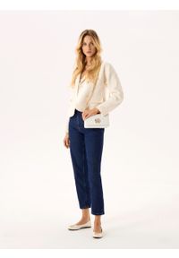 Kazar - Minimalistyczna skórzana torebka na łańcuszku. Kolor: biały. Materiał: skórzane. Styl: wizytowy, klasyczny, elegancki. Rodzaj torebki: na ramię #2