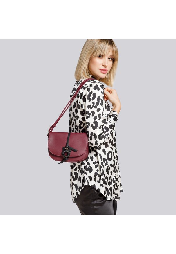 Wittchen - Torebka crossbody z kółkiem. Kolor: czerwony. Wzór: haft, aplikacja. Dodatki: z haftem. Materiał: skórzane. Styl: casual