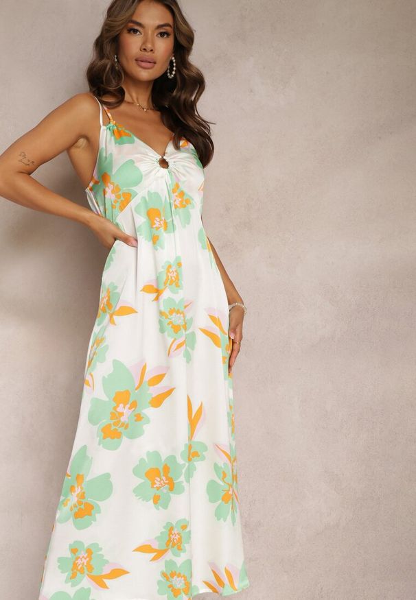 Renee - Biało-Zielona Satynowa Sukienka Maxi w Kwiaty ze Zdobieniem przy Dekolcie Benna. Kolor: biały. Materiał: satyna. Długość rękawa: na ramiączkach. Wzór: aplikacja, kwiaty. Długość: maxi