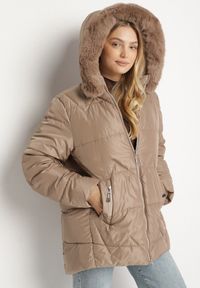 Born2be - Brązowa Pikowana Kurtka z Kapturem z Futerkiem Tevea. Okazja: na spacer, do pracy, na spotkanie biznesowe. Typ kołnierza: kaptur. Kolekcja: plus size. Kolor: brązowy. Materiał: futro. Styl: elegancki, klasyczny, biznesowy #1