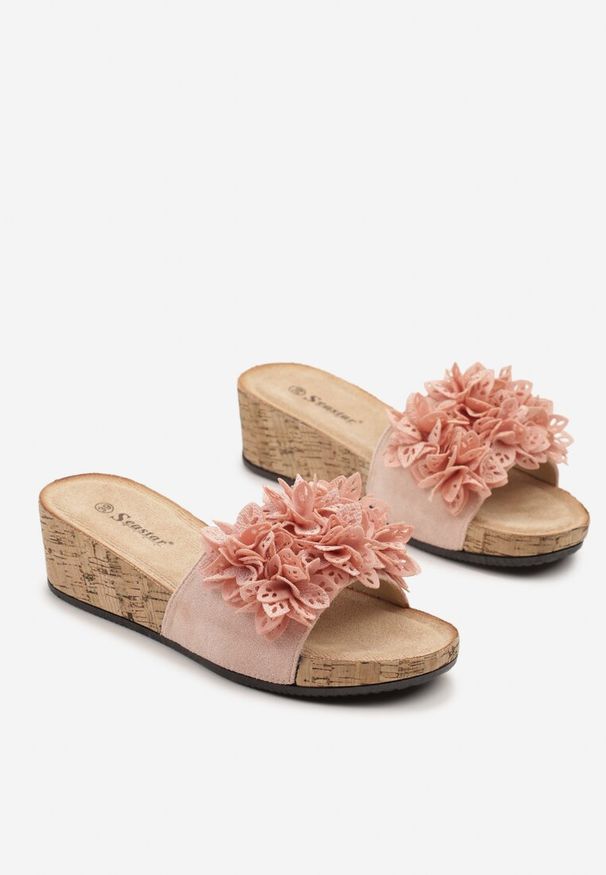 Born2be - Różowe Klapki na Koturnie z Kwiatami 3D Zariva. Kolor: różowy. Materiał: jeans. Wzór: kwiaty. Sezon: lato. Obcas: na koturnie. Styl: elegancki