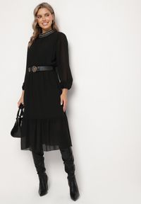 Born2be - Czarna Sukienka z Gumką w Talii Ozdobiona Aplikacjami przy Dekolcie Lilirae. Kolor: czarny. Wzór: aplikacja. Sezon: lato, wiosna. Styl: elegancki