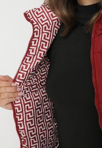 Born2be - Bordowa Pikowana Kamizelka z Ozdobną Podszewką Olianela. Okazja: na co dzień, na spacer. Kolor: czerwony. Materiał: jeans. Wzór: aplikacja. Styl: casual, elegancki