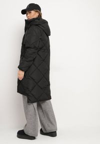 Born2be - Czarna Kurtka z Kapturem i Kieszeniami w Kraciaste Pikowane Przeszycia Ettaline. Okazja: na co dzień. Typ kołnierza: kaptur. Kolor: czarny. Materiał: jeans. Styl: casual, elegancki, sportowy, klasyczny #7