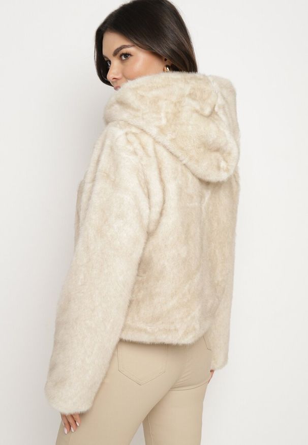 Born2be - Beżowa Futrzana Kurtka o Prostym Kroju z Kapturem z Polarową Podszewką Venirith. Okazja: na co dzień. Typ kołnierza: kaptur. Kolor: beżowy. Materiał: polar, futro. Styl: casual