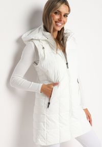 Born2be - Biała Pikowana Kamizelka z Odpinanym Kapturem i Kieszeniami na Suwak Anoria. Okazja: na co dzień. Kolor: biały. Materiał: jeans. Wzór: aplikacja. Styl: casual, klasyczny #6