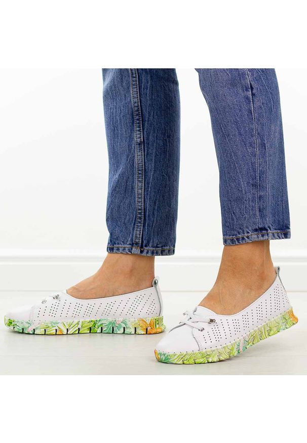 Białe ażurowe skórzane półbuty damskie S.Barski 5970. Okazja: na spacer, na co dzień. Nosek buta: okrągły. Zapięcie: bez zapięcia. Kolor: biały. Szerokość cholewki: normalna. Wzór: ażurowy. Materiał: skóra. Sezon: wiosna, jesień, lato. Styl: casual, elegancki, sportowy, klasyczny