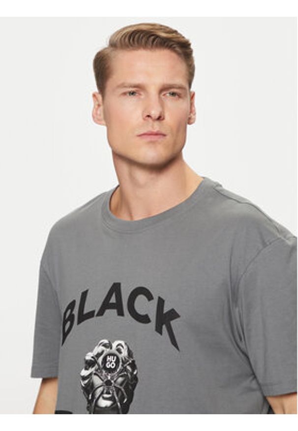 Hugo - HUGO T-Shirt Dostalgi 50530684 Szary Relaxed Fit. Kolor: szary. Materiał: bawełna