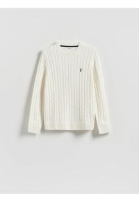 Reserved - Sweter z warkoczowym splotem - złamana biel. Materiał: bawełna, dzianina. Wzór: ze splotem