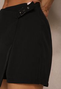 Renee - Czarne Spódnico-Szorty High Waist z Paskiem i Klamrą Nonithra. Okazja: na co dzień. Stan: podwyższony. Kolor: czarny. Długość: krótkie. Styl: casual, elegancki