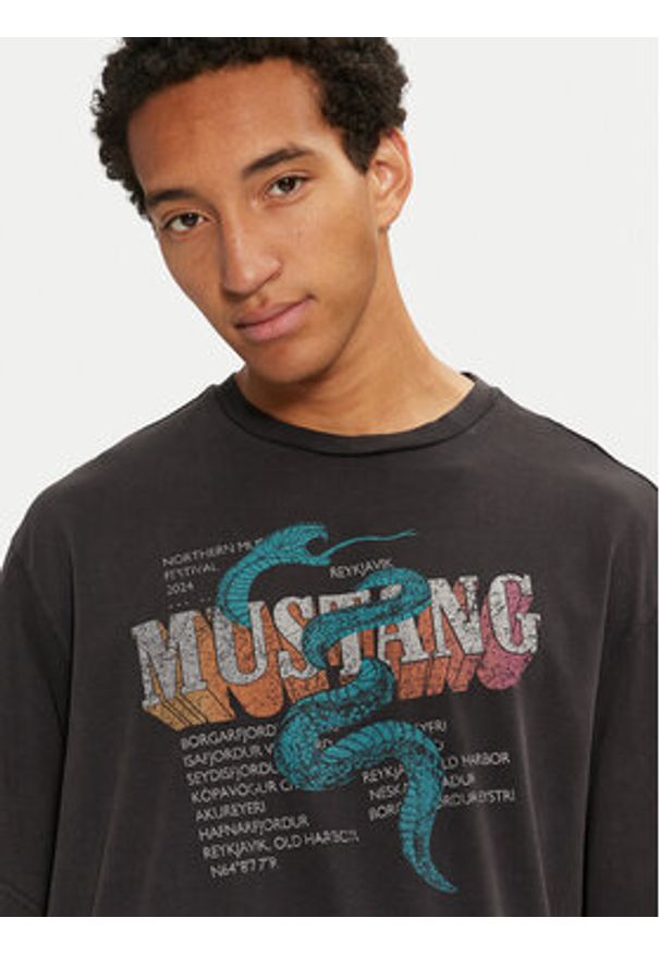 Mustang T-Shirt Akron 1015658 Czarny Relaxed Fit. Kolor: czarny. Materiał: bawełna