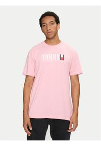 Tommy Jeans T-Shirt DNA Flag DM0DM18533 Różowy Regular Fit. Kolor: różowy. Materiał: bawełna