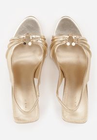 Renee - Złote Sandały na Szpilce VICES z Metaliczną Ozdobą i Marszczeniem Orinlisa. Kolor: złoty. Wzór: aplikacja. Sezon: lato. Obcas: na szpilce #8