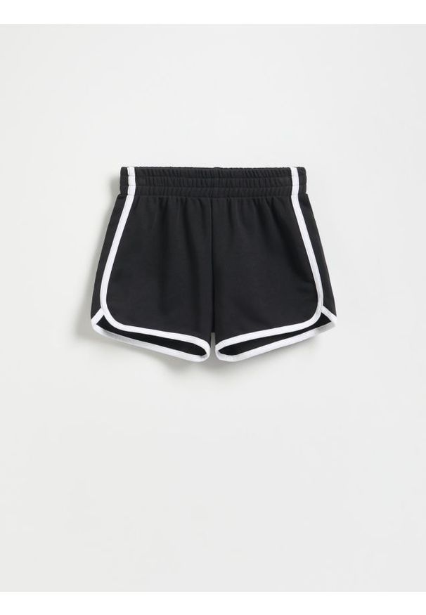 Reserved - Dresowe szorty z lampasem - czarny. Kolor: czarny. Materiał: dresówka