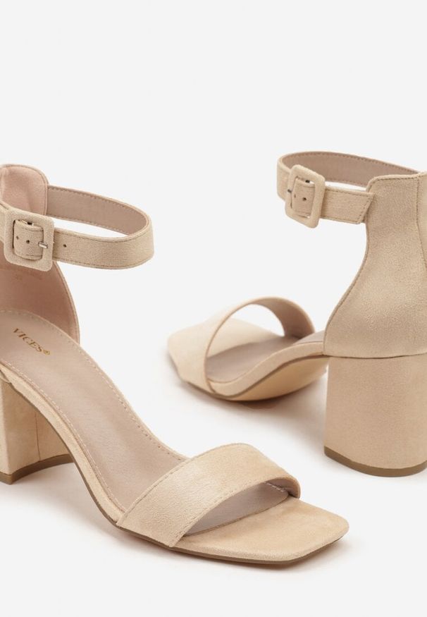 Born2be - Beżowe Sandały Vices na Słupku z Kwadratowym Noskiem Kosennia. Okazja: na co dzień. Zapięcie: sprzączka. Kolor: beżowy. Materiał: jeans. Obcas: na słupku. Styl: casual, elegancki